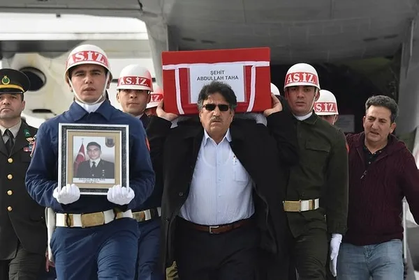 Şehit babası oğlunun tabutunu omzunda taşıdı