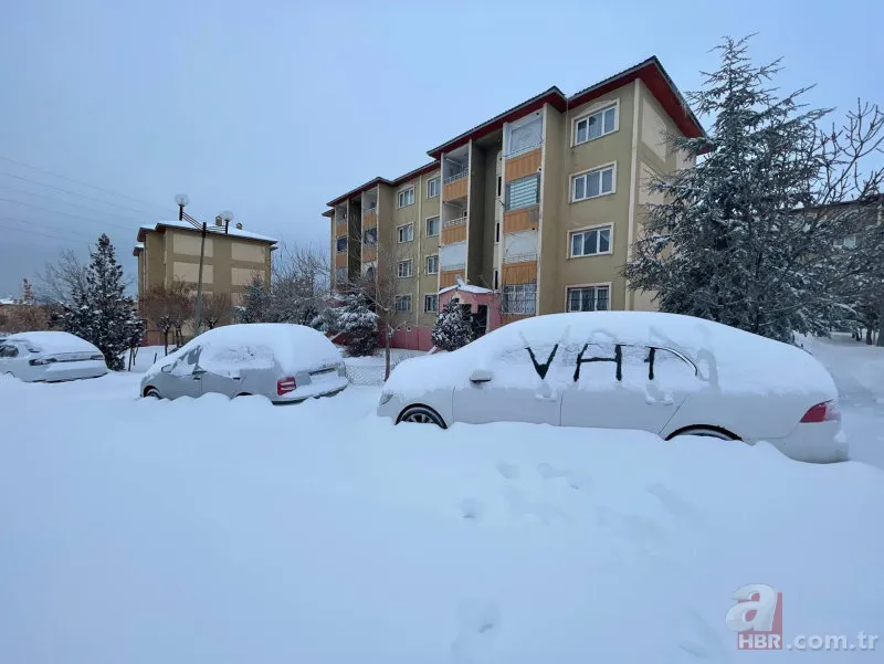 Hakkari'de kar yağışı şehri beyaza bürüdü! Onlarca köy yolu ulaşıma kapandı 13
