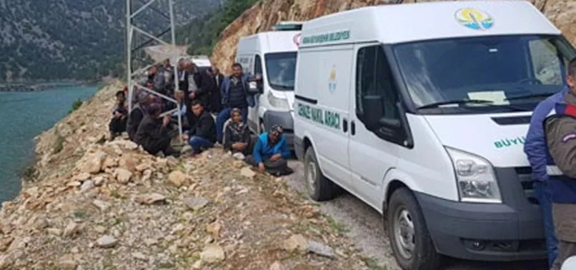 4 kişinin olduğu otomobil baraja uçtu