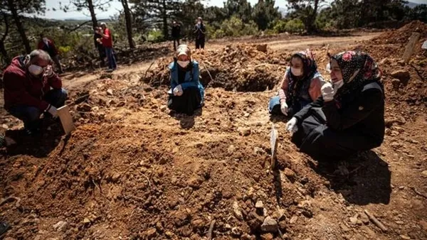 son-dakika-turkiyede-koronavirus-mezarliklari-dunyaya-boyle-servis-edildi-1608058784676.jpg Son dakika: Görüntüler İstanbul'dan! Türkiye'de koronavirüs mezarlıkları: Dünyaya böyle servis edildi - 9