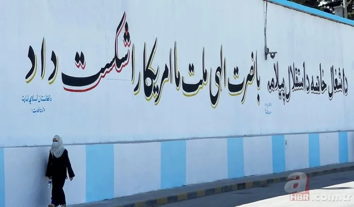 Kabil’de terk edilen ABD büyükelçiliğinin duvarına yazılar yazdılar! Dünyaya ’Taliban’ mesajı
