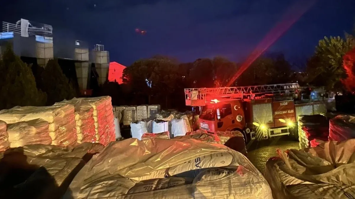 Yalıtım fabrikasında korkutan yangın: 16 kişi dumandan etkilendi