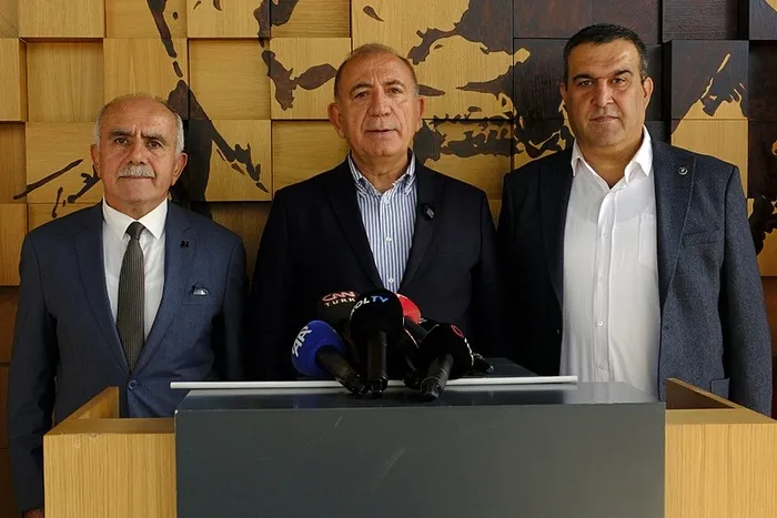 CHP’de Gürsel Tekin partiden ihraç edildi