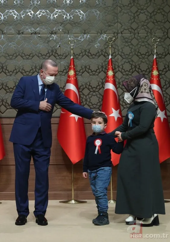 Başkan Erdoğan şehit çocuğu ile ilgilendi! Başkan Erdoğan Hakkari şehidi Teğmen Keskin’in oğlunun başını okşadı