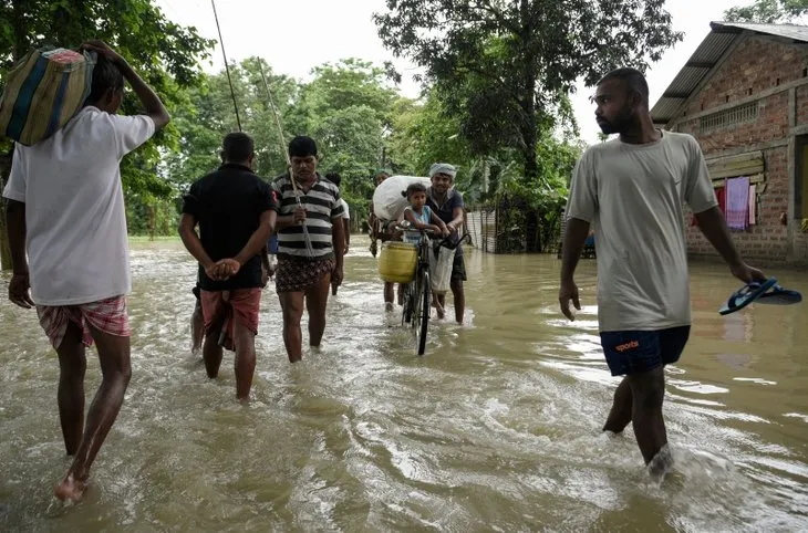 Hindistan’daki sellerde ölenlerin sayısı arttı! 200 bine yakın kişi yardım kamplarına sığındı