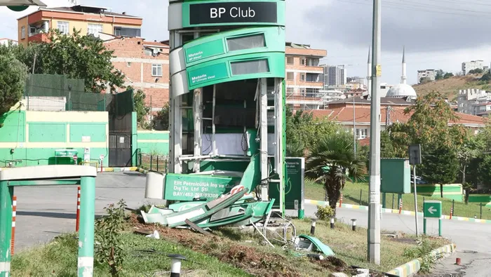 Avcılar'da İETT otobüsü park halindeki araçlara çarptı - 3