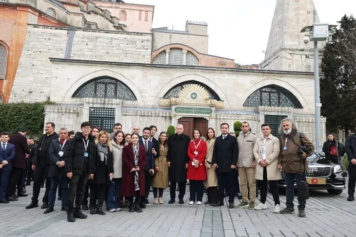 Başkan Erdoğan gazetecilere börek ikram etti