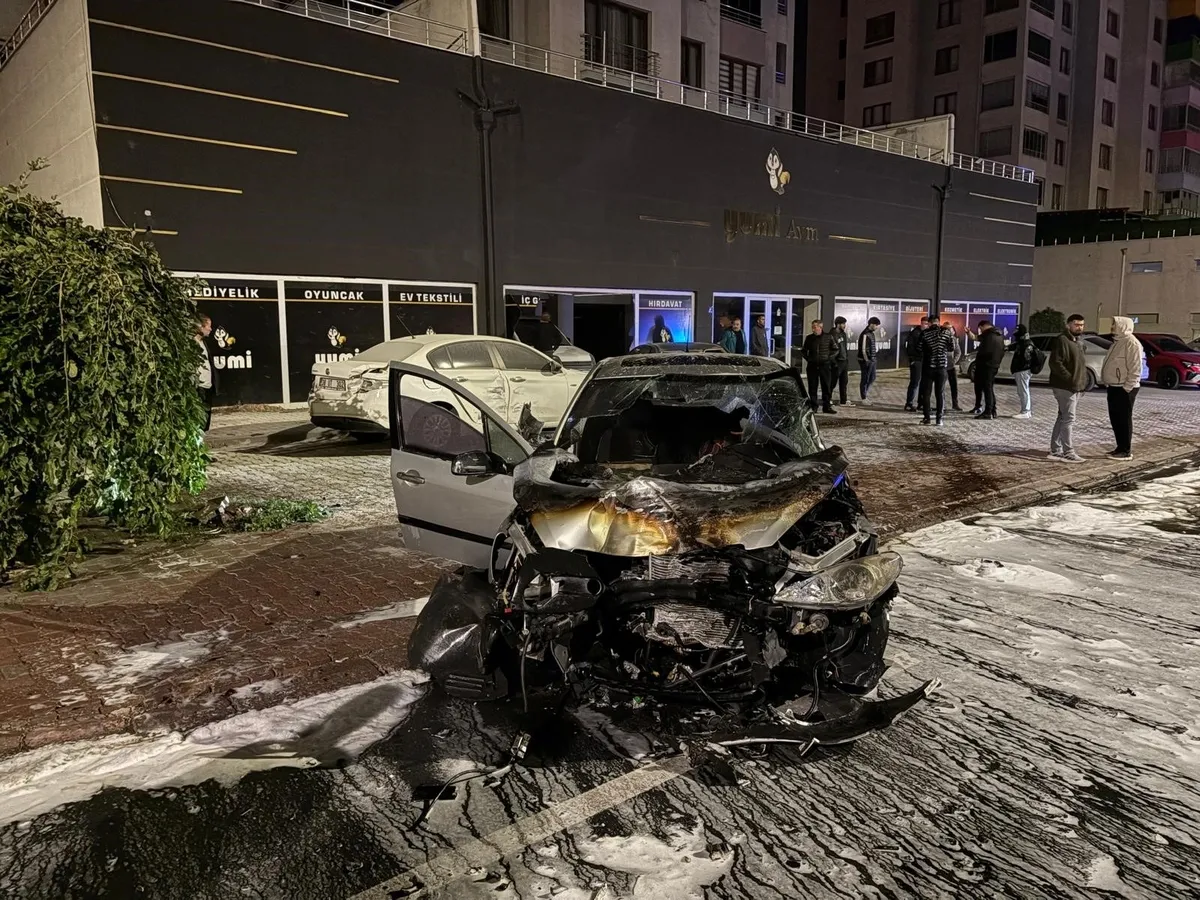 kayseride-park-halindeki-3-araca-carpan-otomobil-alev-aldi-1792462583899.jpg Kayseri’de kontrolden çıkan otomobil ortalığı birbirine kattı: 2 yaralı - 1