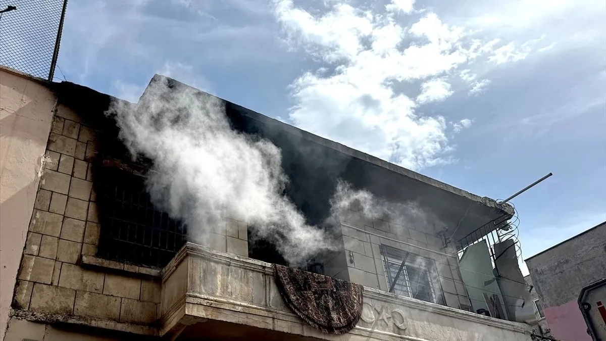 Mersin'de evini ateşe veren kişi itfaiye ekiplerine saldırdı!