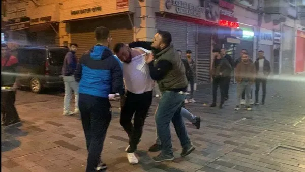 1685428544370.jpeg İstiklal Caddesi'nin ortasında bayıltan dayak! Tekme tokat birbirlerine girdiler - 3
