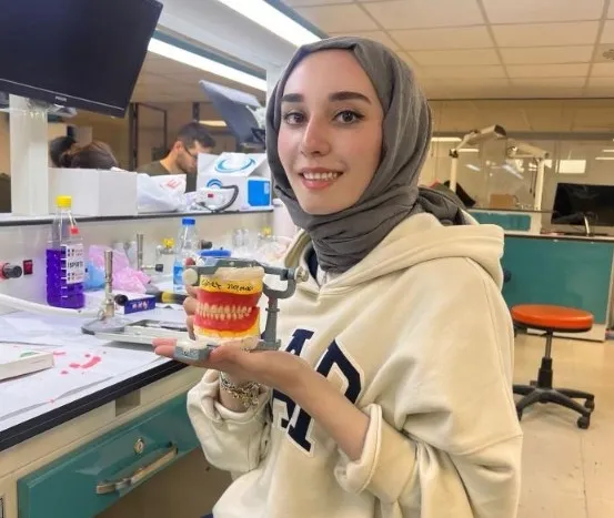 dis-hekimligi-kongresinde-skandali-basortulu-genc-kizi-kabul-etmediler-1724785768364.jpg Diş hekimliği öğrencisi Dilara Çiçek.