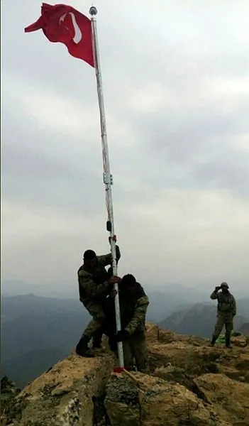 Turk Askeri Kuzey Irak Taki Kokozer Dagi Na Bayrak Dikti A Haber Son Dakika Gundem Haberleri
