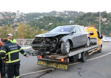 Zonguldak'ta otomobil beton bariyere çarptı