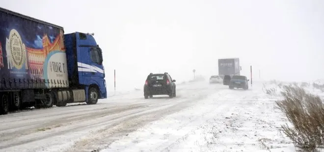 Ardahan-Şavşat kara yolunda kar nedeniyle tırların geçişine izin verilmiyor