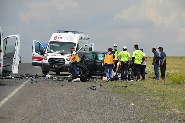 Kars’ta otomobiller kafa kafaya çarpıştı: 9 yaralı - 2