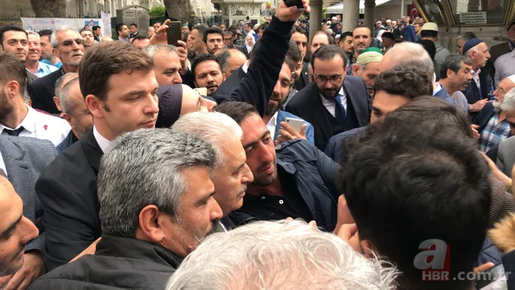 Eyüp'te cuma namazını kılan Binali Yıldırım'a yoğun ilgi