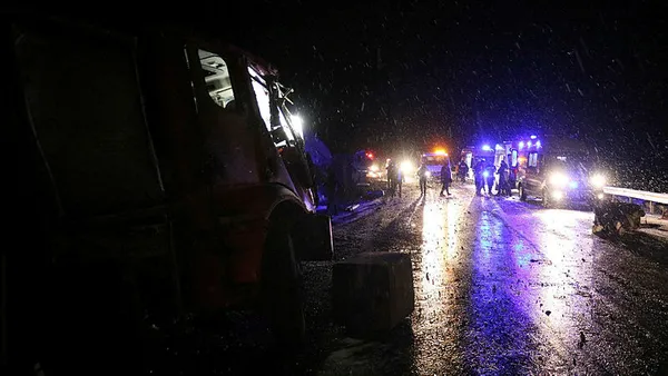1618008400670.jpg Yangına giden itfaiye kaza yaptı: 2'si ağır 5 kişi yaralandı - 3
