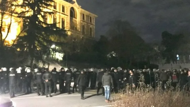 Boğaziçi Üniversitesi'nde polisin "aşağıdan" sözlerini "aşağı bak" şeklinde çarpıttılar - 6