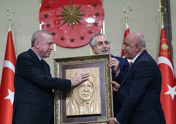 Başkan Erdoğan'a annesi Tenzile Erdoğan'ın portresinin yer aldığı tablo hediye edildi