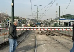 Eskişehir'de tramvayın çarptığı yaşlı adam yaralandı