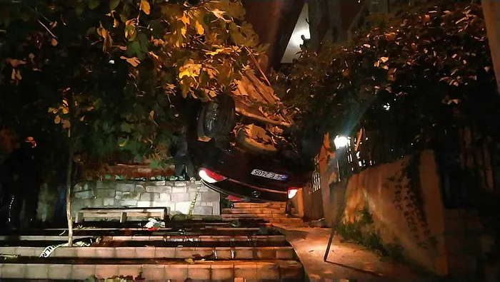 Kocaeli’de korkunç kaza: Fren yerine gaza bastı! Otomobiliyle merdivenlerden yuvarlandı