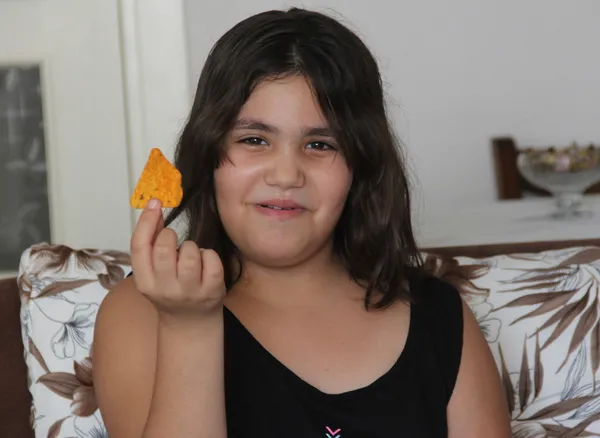 Adana'da iki kardeşin aldığı cips poşetinin içinden vida çıktı - 1