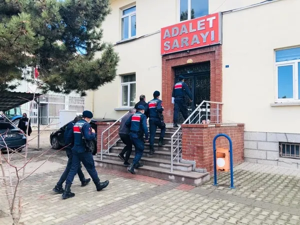 Eskişehir'de 1000 yıllık olduğu düşünülen İncil ele geçirildi - 6