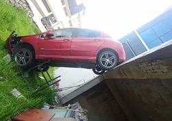 Şarampole uçan otomobil dik kaldı: 1 yaralı