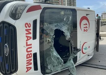 Araçla çarpışan ambulans devrildi: 2 yaralı