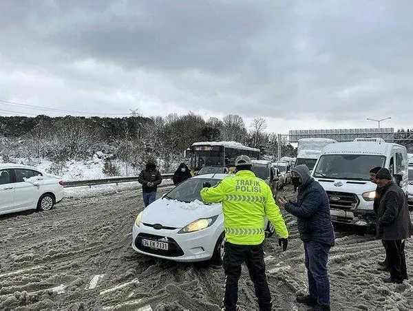 İstanbul’da kar esareti: Yollar trafiğe açıldı uçuşlar başladı! | Dakika dakika gelişmeler...