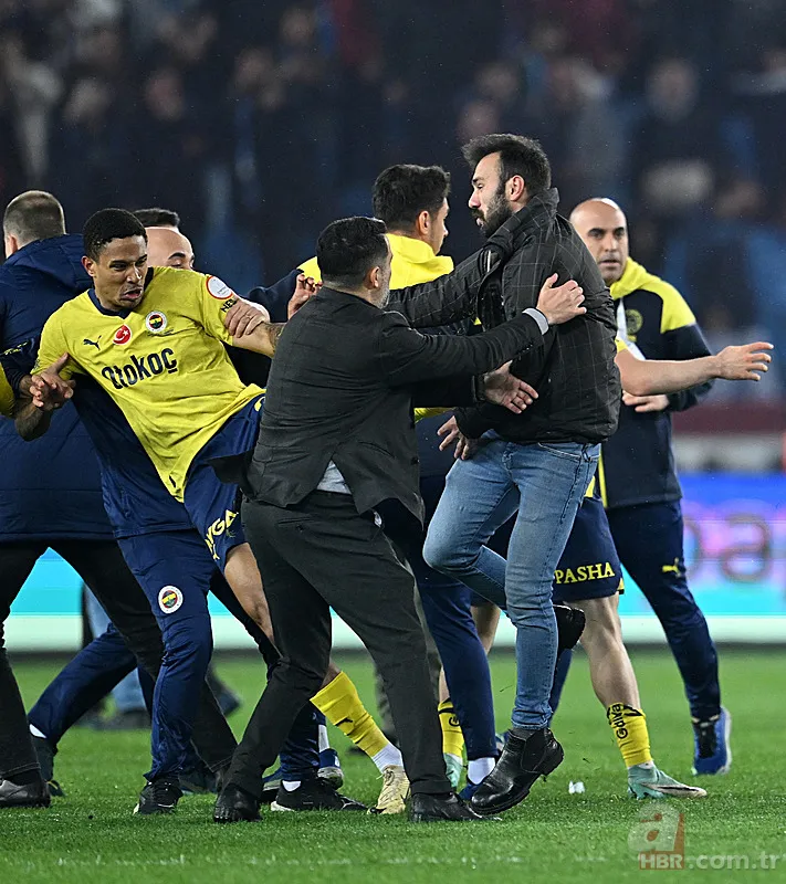 Akyazı'da olay var! Maç sonu sahaya giren taraftarlar Fenerbahçeli futbolcular ile kavga etti | Soruşturma başlatıldı 11