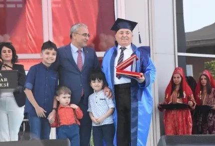 40-yil-once-biraktigi-universiteden-63-yasinda-mezun-oldu-1654788355702.jpg