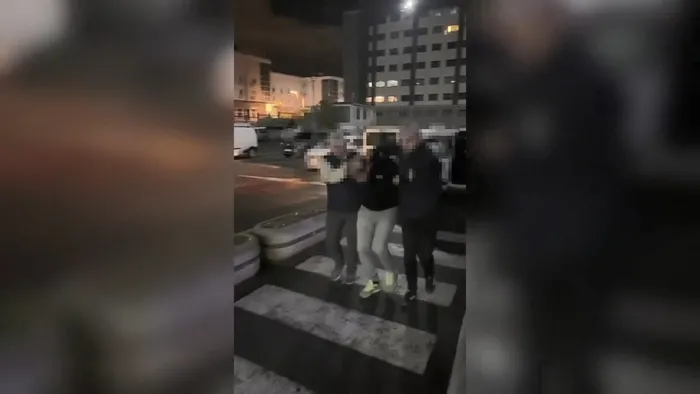 dini-degerlere-hakaret-eden-sozde-komedyen-tutuklandi-1759243314832.jpg Peygamberlere küfür ve hakaret etmişti: O hadsiz komedyene gereği yapıldı! Ters kelepçeli tutuklama - 1