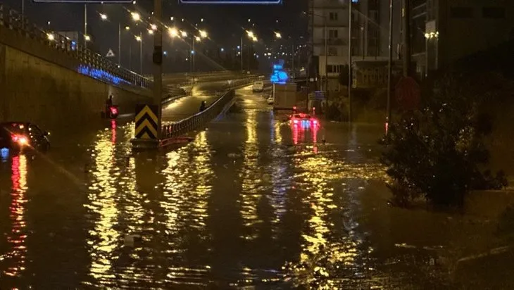 Aydın’da araçlar yağmur sularının içinde kaldı! Çaresizce araçlarının kurtarılmasını beklediler