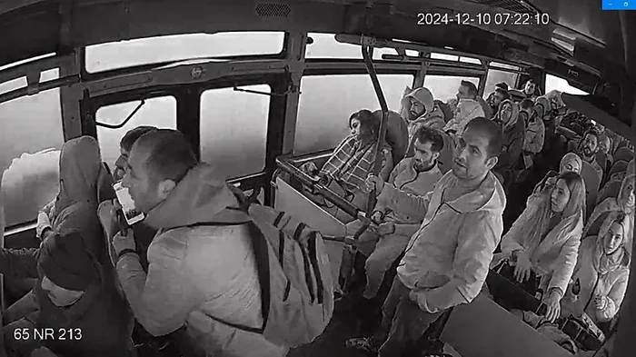 iste-vanda-zincirleme-kaza-ani-otobus-soforunden-son-hamle-1733910390642.jpg İşte Van'da zincirleme kaza anı! Otobüs şoföründen son hamle...