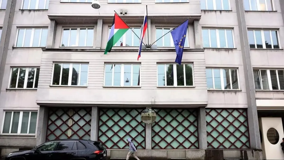 Slovenya'da hükümet binasına Filistin bayrağı asıldı