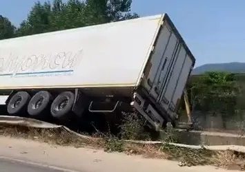 Bursa'da kontrolden çıkan tır devrildi