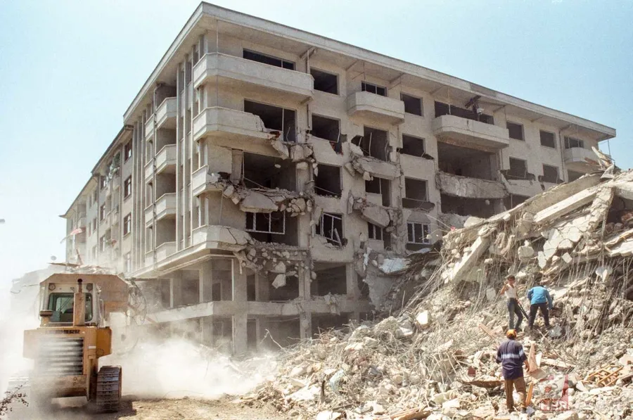 17 AĞUSTOS 1999 GÖLCÜK DEPREMİ kaç şiddetindeydi, ne kadar sürdü? Hangi iller zarar gördü? İstanbul'da kaç kişi hayatını yitirdi? 4