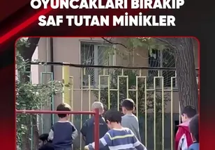 OYUNCAKLARI BIRAKIP SAF TUTAN MİNİKLER