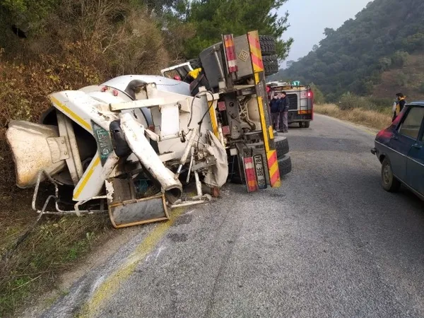 Beton mikseri devrildi! Sıkışan sürücünün yardımına itfaiye ekipleri koştu - 1