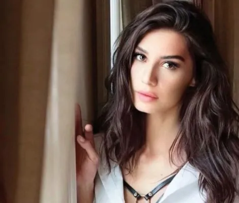 Sinan Akçıl’dan oyuncu eşi Burcu Kıratlı’ya öpüşme yasağı