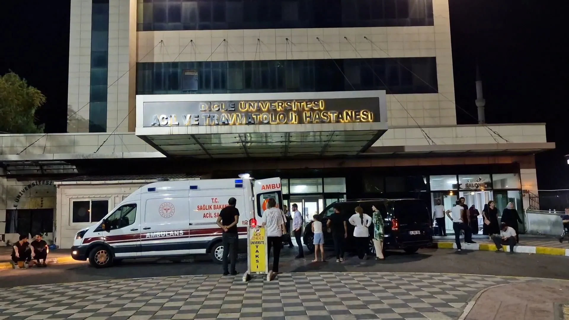 Diyarbakır’da aile faciası: Eşini öldürdü akrabasını ağır yaraladı