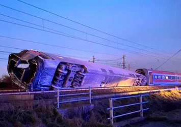İtalya'da yüksek hızlı tren raydan çıktı
