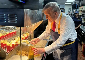 Donald Trump patates kızartıp müşterilere ikram etti