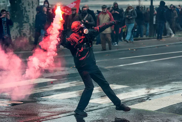 Fransa’da hayat durdu! Polislerden protestoculara sert müdahale