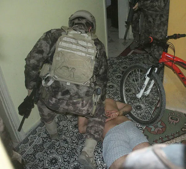 Son dakika: Adana’da suç örgütüne operasyon: 12’si polis 55 şüpheli hakkında gözaltı kararı