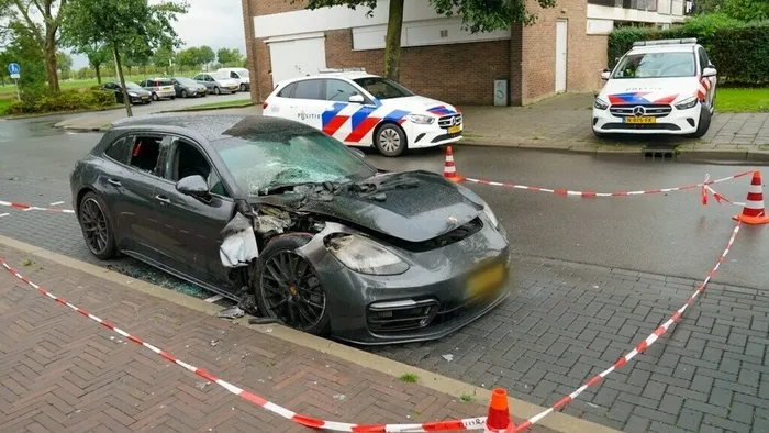 Ajaxlı futbolcu Mohamed Ihattaren’in Porsche marka lüks aracı yandı