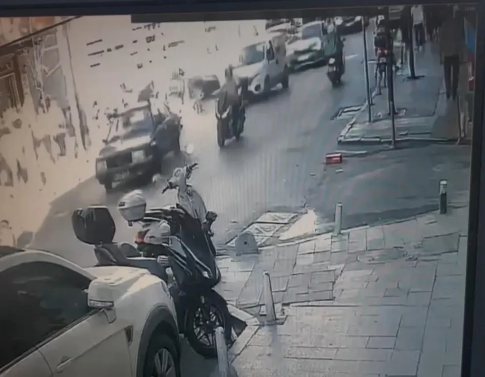 Kağıthane'de hatalı sollama kazası kamerada - 1