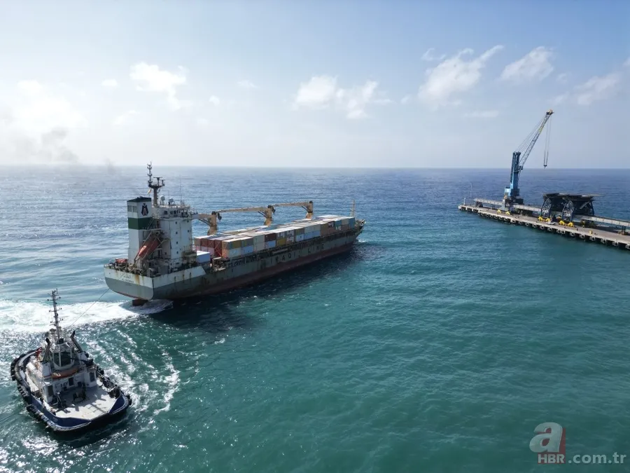 Katar’ın Türkiye’ye depremzedeler için gönderdiği yaşam konteynerleri taşıyan İskenderun’a ulaştı 5