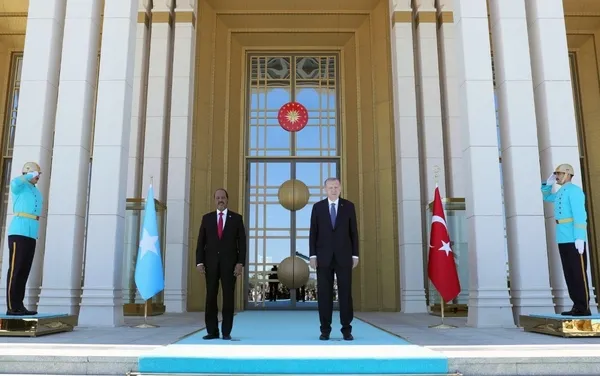 son-dakika-turkiye-somali-iliskilerinde-yeni-donem-baskan-erdogan-ile-cumhurbaskaniu-hasan-seyh-mahmud-bir-ara-1657108399661.jpg Son dakika: Türkiye Somali ilişkilerinde yeni dönem! Başkan Erdoğan ile Cumhurbaşkanı Hasan Şeyh Mahmud bir araya geldi - 3